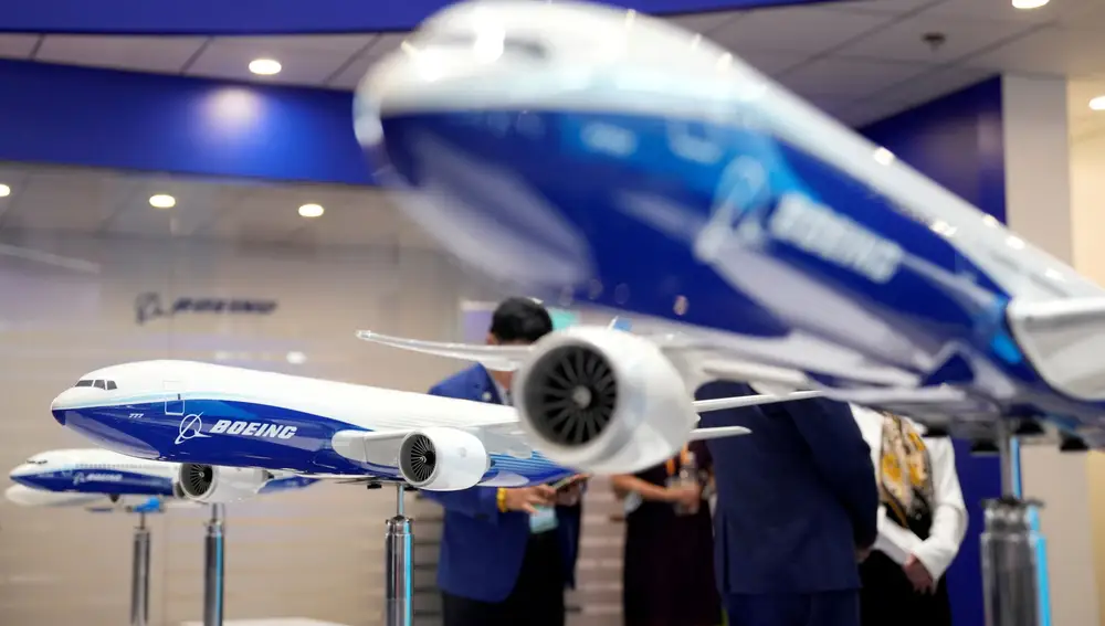 FILE PHOTO: FILE PHOTO: A model of Boeing 777 airliner is seen displayed at the China International Aviation and Aerospace Exhibition, or Airshow China, in Zhuhai, Guangdong province, China September 28, 2021. REUTERS/Aly Song/File Photo/File Photo