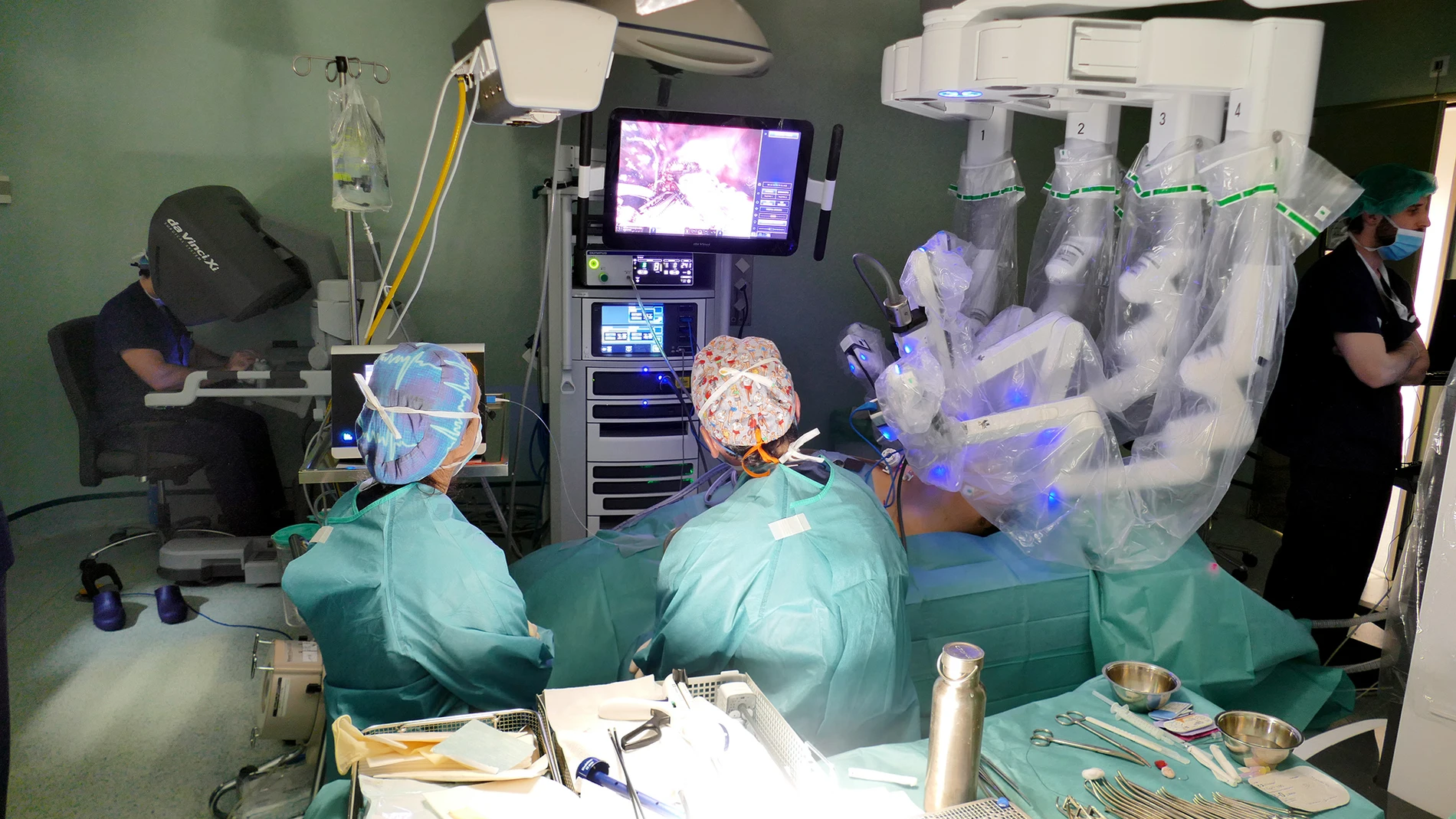 Detalle de una intervención con el robot dirigida por el doctor Moradiellos, a la izquierda