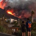 La lava que emerge de la erupción volcánica de Cumbre Vieja, en la isla canaria de La Palma, ha llegado ya al mar