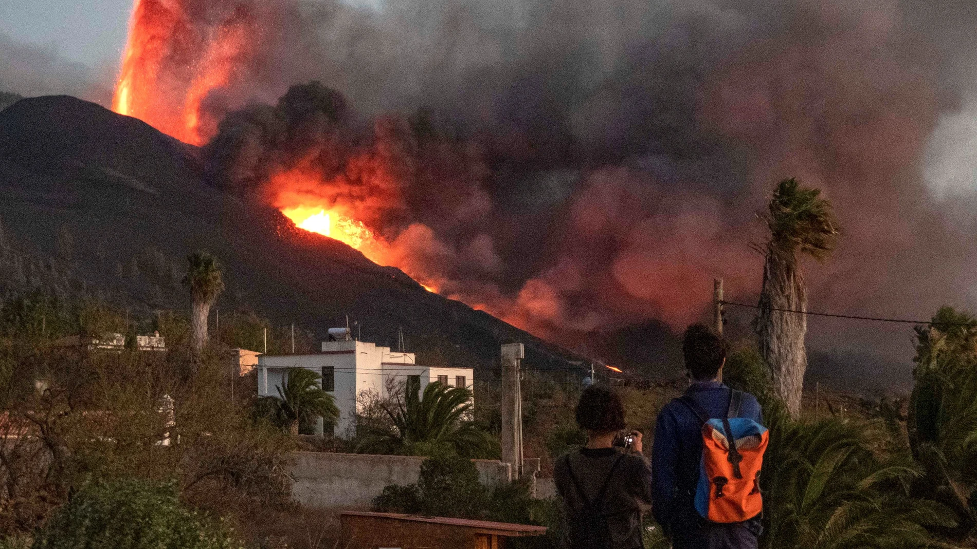 La lava que emerge de la erupción volcánica de Cumbre Vieja, en la isla canaria de La Palma, ha llegado ya al mar