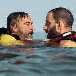 Eduard Fernández (izq.) junto a Dani Rovira en "Mediterráneo", dirigida por Marcel Barrena