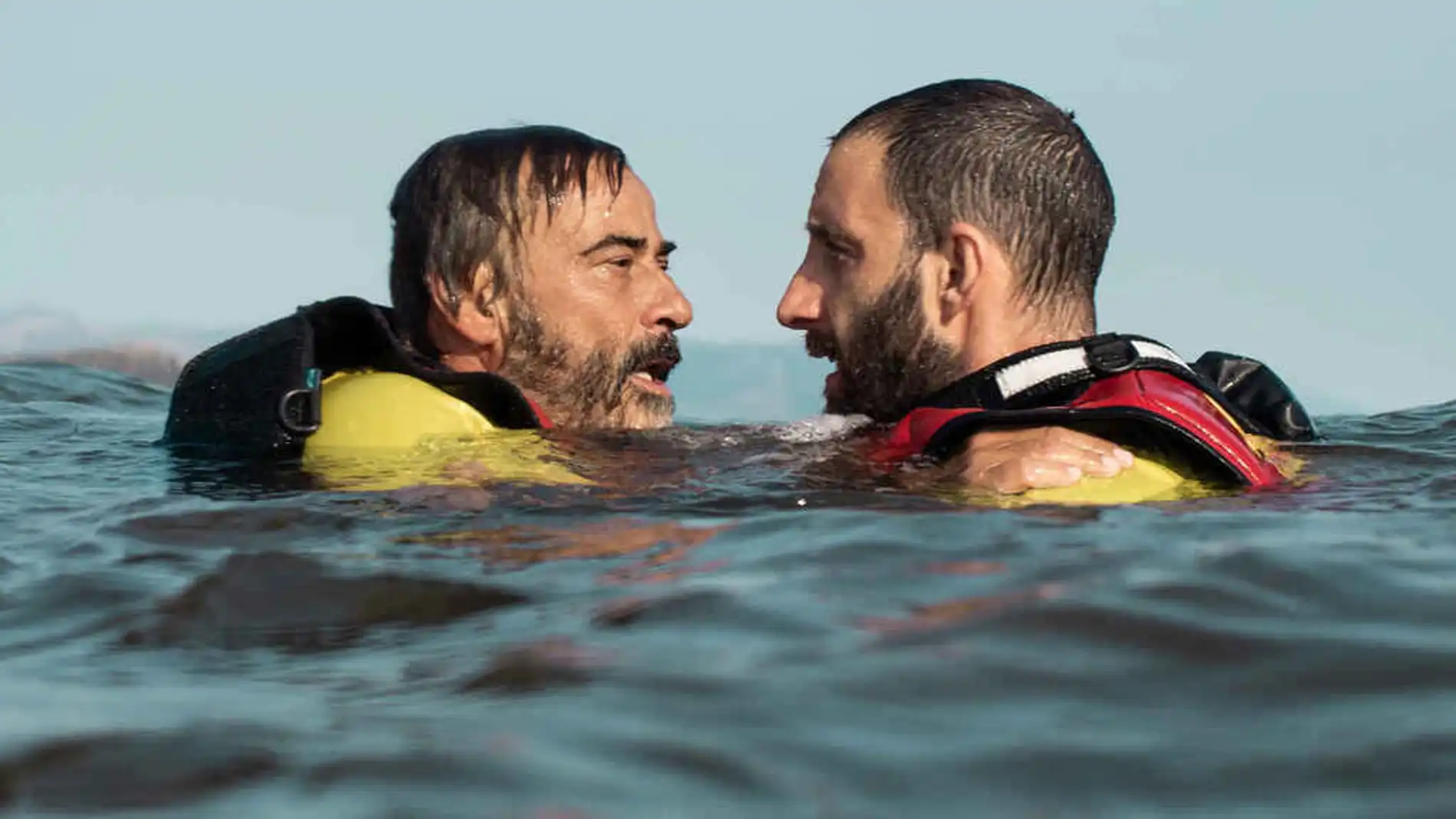 Eduard Fernández (izq.) junto a Dani Rovira en "Mediterráneo", dirigida por Marcel Barrena