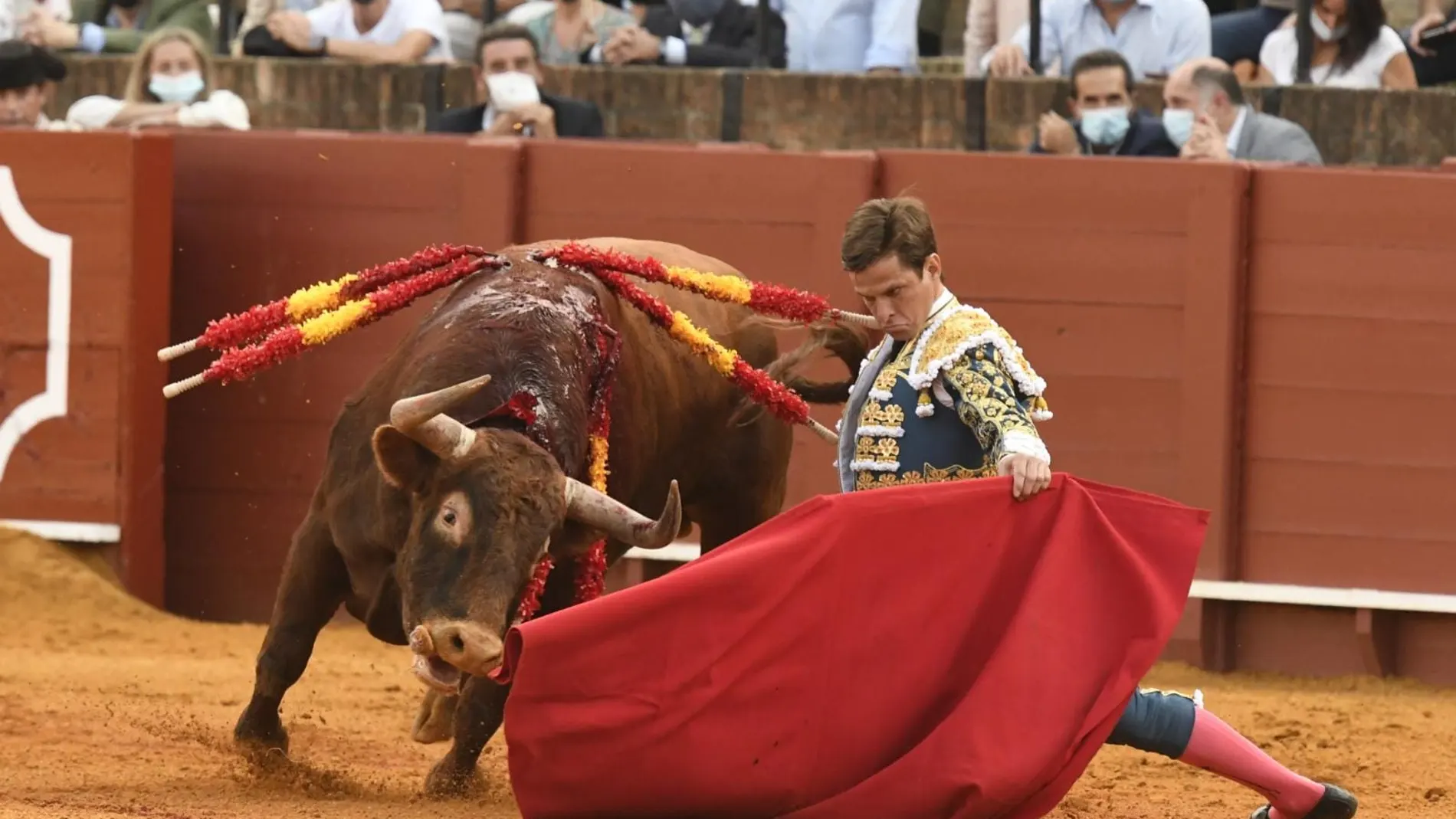 El Juli, en el comienzo de faena al primero, al que cortó un trofeo