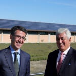 l director general de Abadía Retuerta, Enrique Valero, y el director comercial de Iberdrola en Castilla y León, Celiano García, presentan el sistema de autoconsumo solar instalado en la bodega