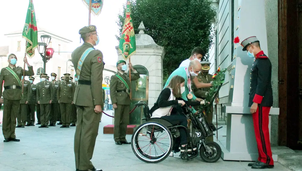 El Ejército reconoce a los atletas paralímpicos durante el arriado solemne de la bandera nacional en el Palacio Real