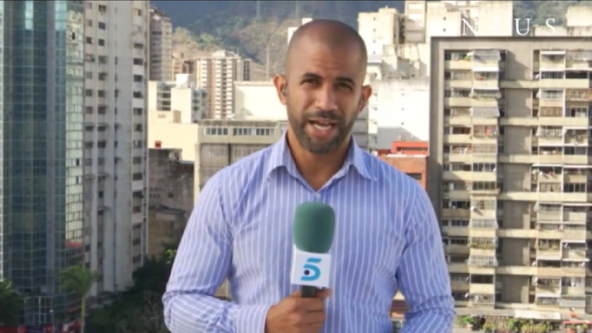 El corresponsal Ángel Rafael Cedeño en una intervención para Telecinco