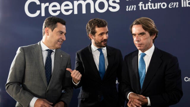 El presidente del PP, Pablo Casado (c); el presidente de la Junta de Andalucía, Juanma Moreno (i), y el expresidente del Gobierno, José María Aznar