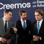 El presidente del PP, Pablo Casado (c); el presidente de la Junta de Andalucía, Juanma Moreno (i), y el expresidente del Gobierno, José María Aznar