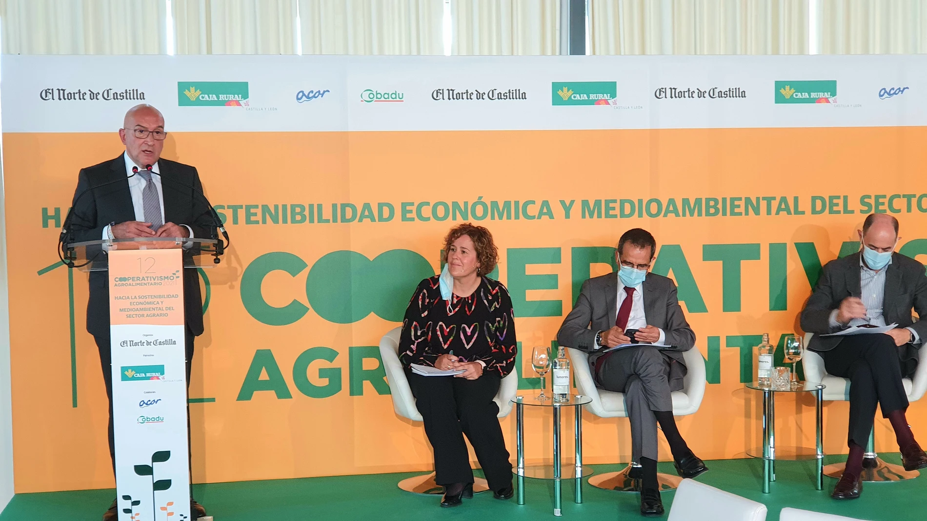 El consejero de Agricultura, Ganadería y Desarrollo Rural, Jesús Julio Carnero, participa en la jornada