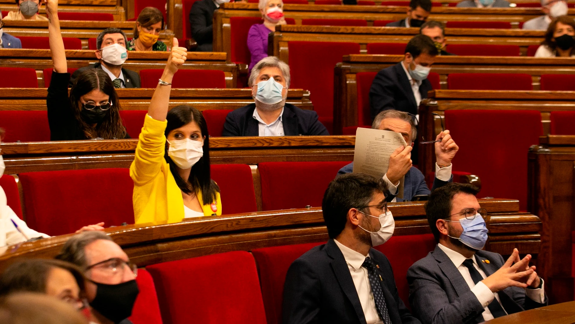 La diputada de ERC, Marta Vilalta, marca el sentido de la votación a sus compañeros de grupo durante la última sesión del debate de política general que se celebra en el Parlament