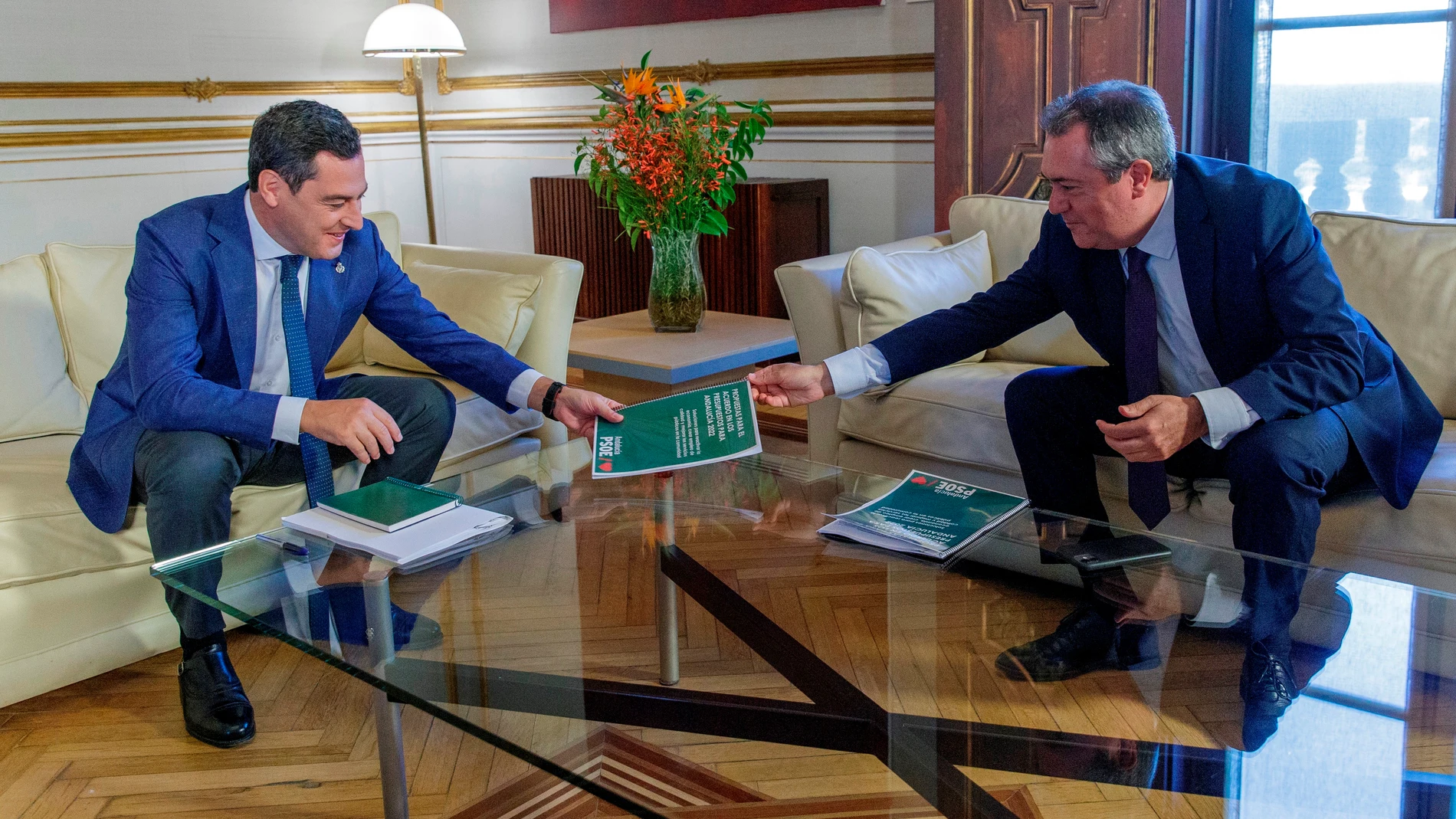 El presidente de la Junta de Andalucía, Juanma Moreno, y el líder del PSOE-A, Juan Espadas, en el Palacio de San Telmo