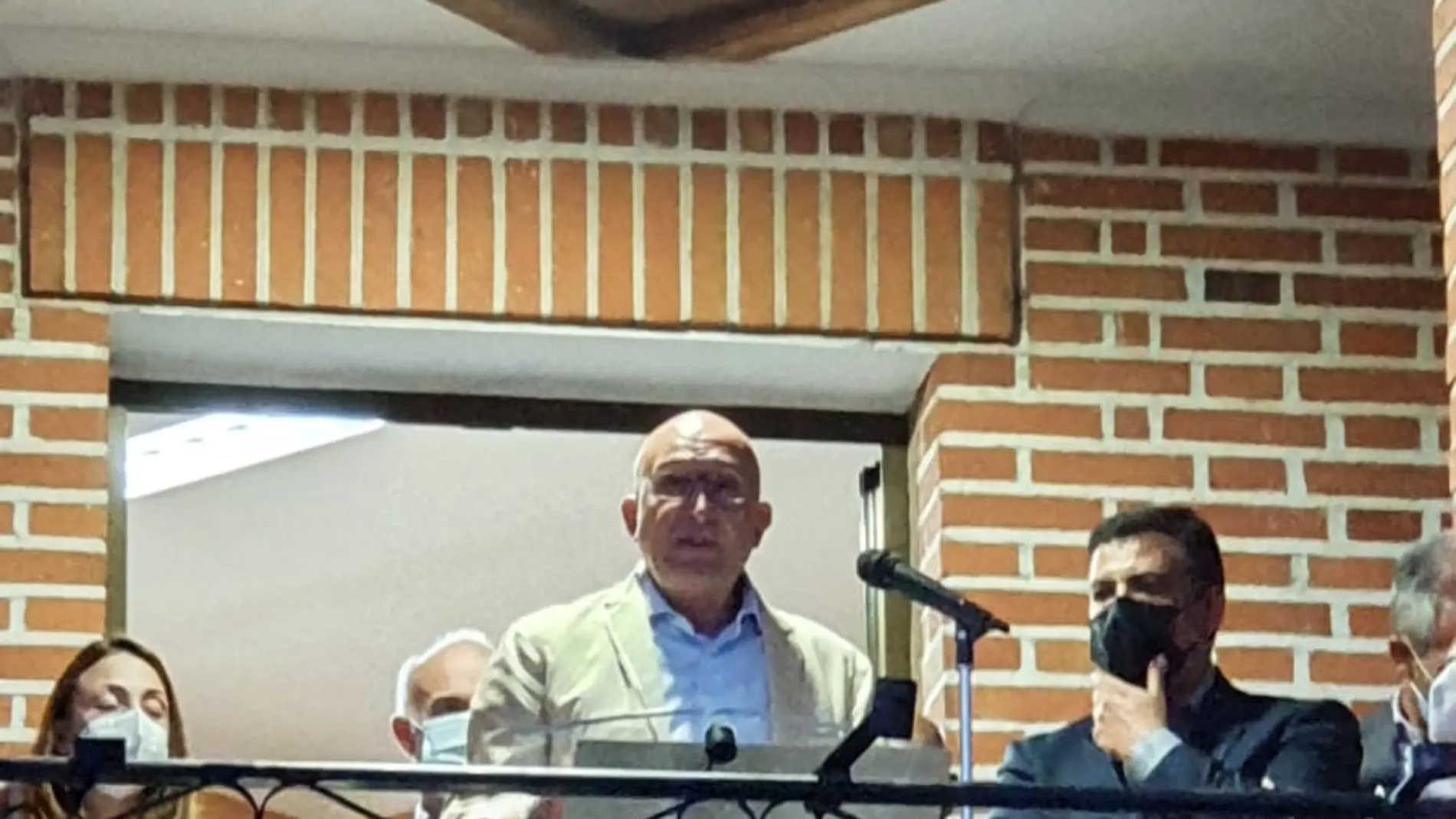 Jesús Julio Carnero, junto a Carlos García, pregonando las fiestas de Tiñosillo (Ávila)