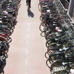 Pese a que cada vez más españoles eligen la bicicleta como medio de transporte contra la contaminación urbana, comprar hoy una requiere un tiempo de espera de más de un año debido a los crecientes problemas de desabastecimiento de piezas y recambios