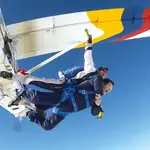 Una de las cajas de experiencias con más éxito es el salto en paracaídas