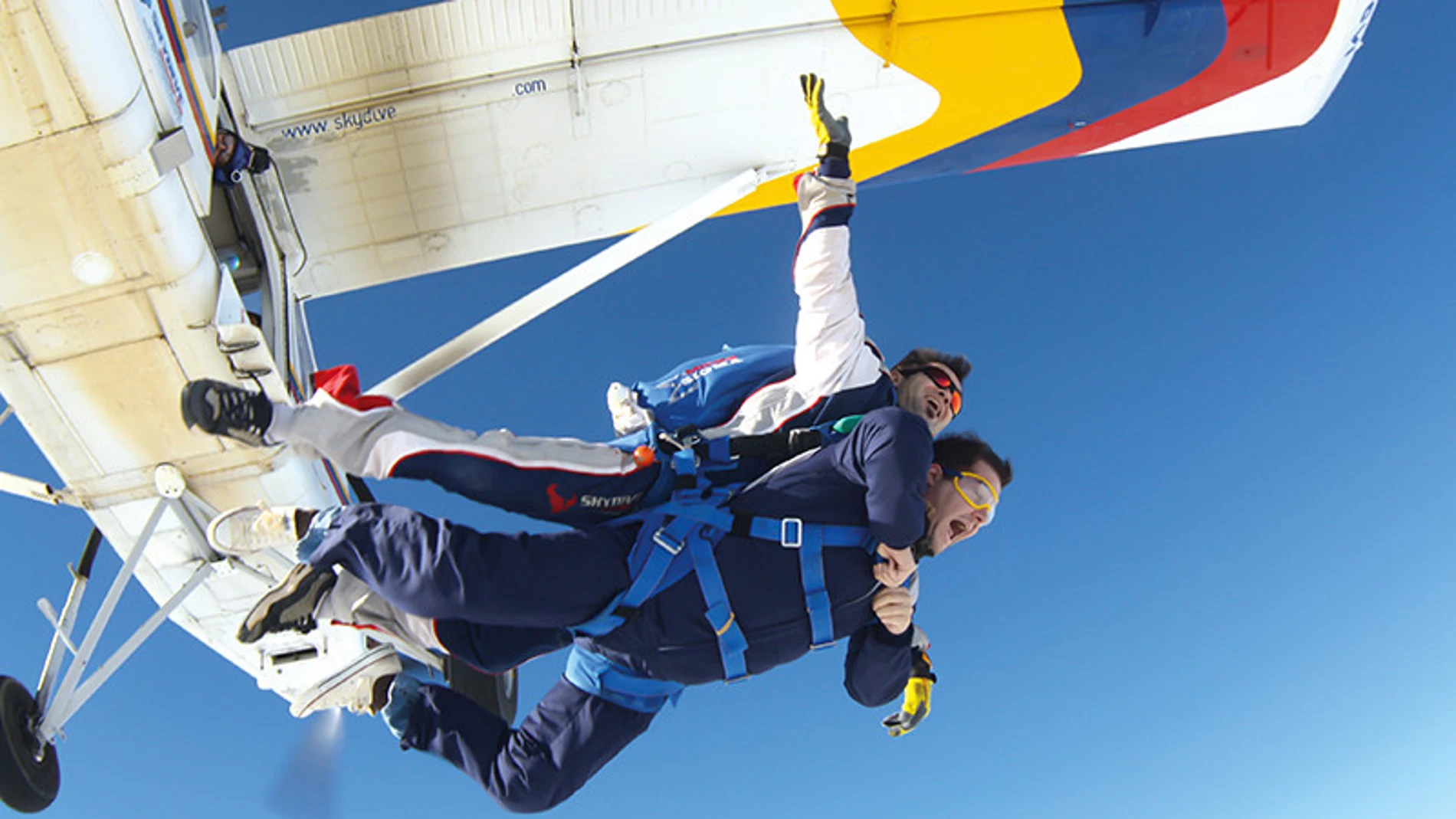 Una de las cajas de experiencias con más éxito es el salto en paracaídas