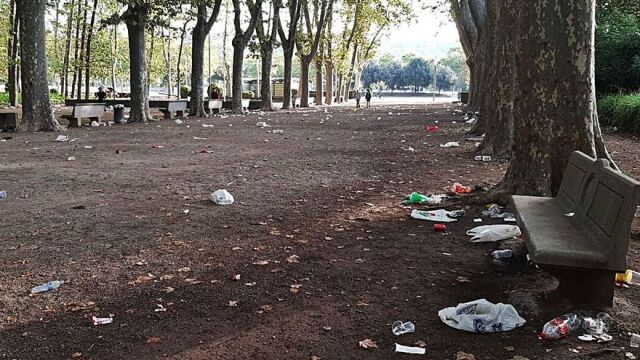 Aspecto del parque de la Devesa tras el botellón