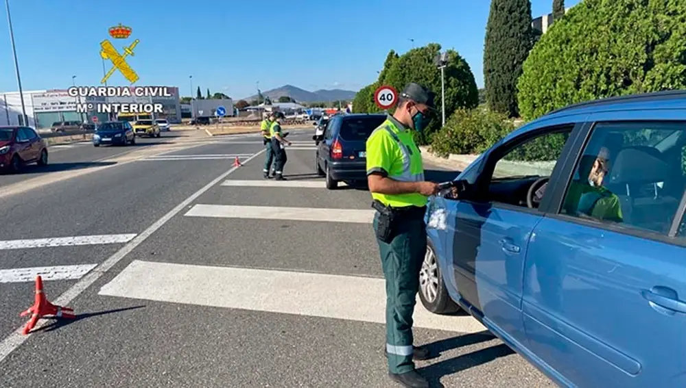 Agentes de la Guardia Civil en un control de tráfico