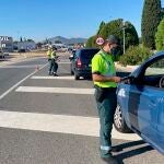 Agentes de la Guardia Civil en un control de tráfico