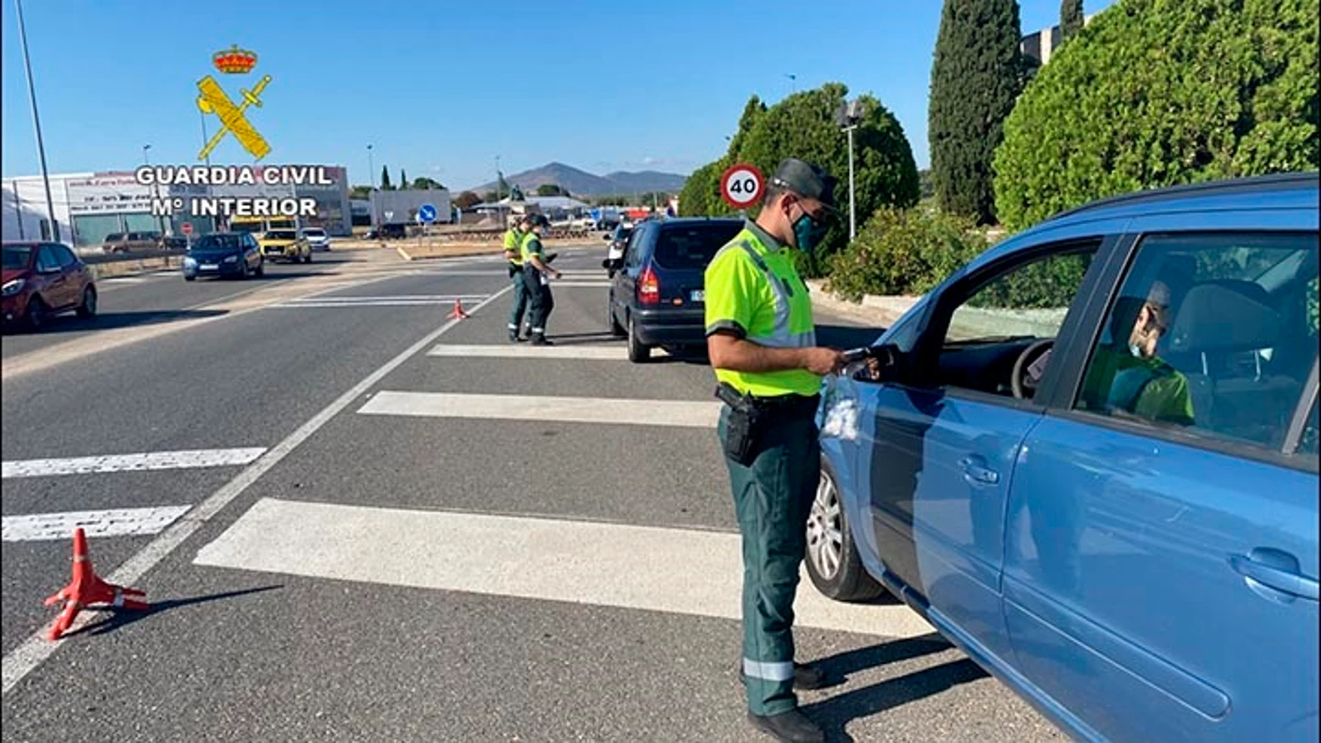 Agentes de la Guardia Civil en un control de tráfico