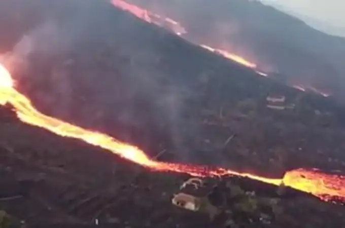 La erupción del volcán de La Palma origina una nueva boca y más coladas de lava que aumentan la destrucción en la isla