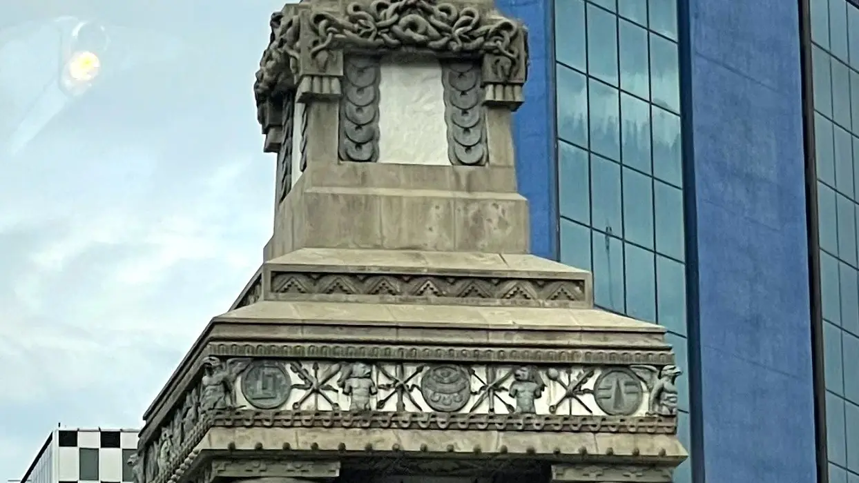 El monumento en Paseo de la Reforma dedicado a Cuauhtémoc