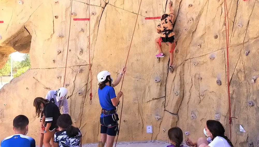Niños y jóvenes participantes en el programa "Ganas de verano en el pueblo" de la Diputación de Palencia