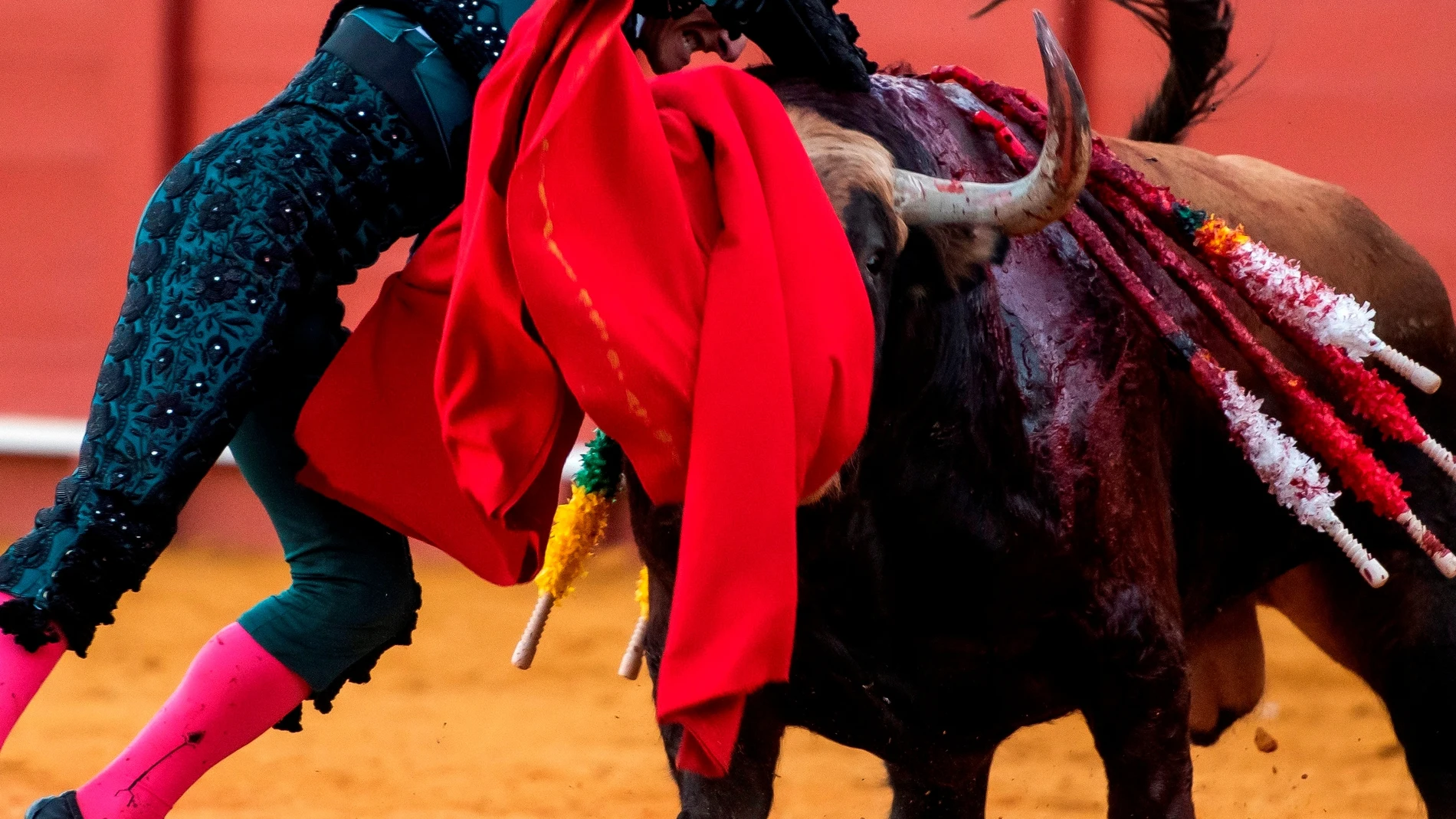 GRAF3902. SEVILLA, 02/10/2021.- El diestro Diego Urdiales con su segundo toro, durante la corrida de la Feria de San Miguel celebrada este sábado en la plaza de toros de La Maestranza, en Sevilla. EFE/Raúl Caro