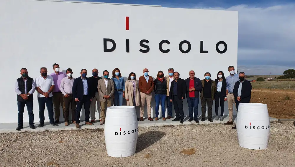 El consejero Jesús Julio Carnero visita la bodega Cuatro Mil Cepas