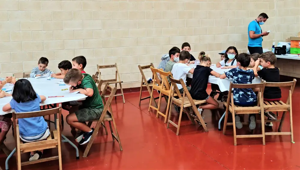 Niños y jóvenes participantes en el programa "Ganas de verano en el pueblo" de la Diputación de Palencia