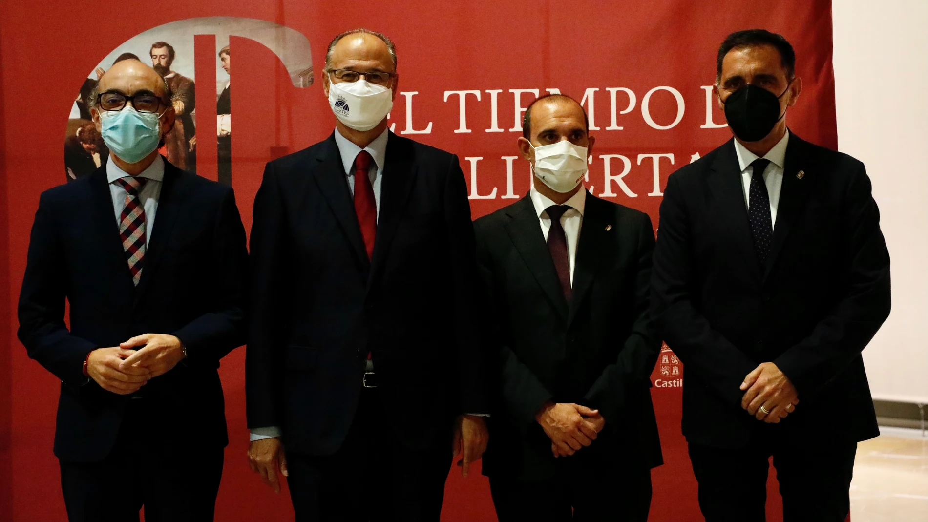 El presidente de las Cortes y de la Fundación de Castilla y León, Luis Fuentes, y el consejero de Cultura y Turismo, Javier Ortega, entre otros, en la inauguración de la ópera "Los Comuneros"