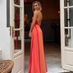 Anna Ferrer con un vestido efecto cuello halter.