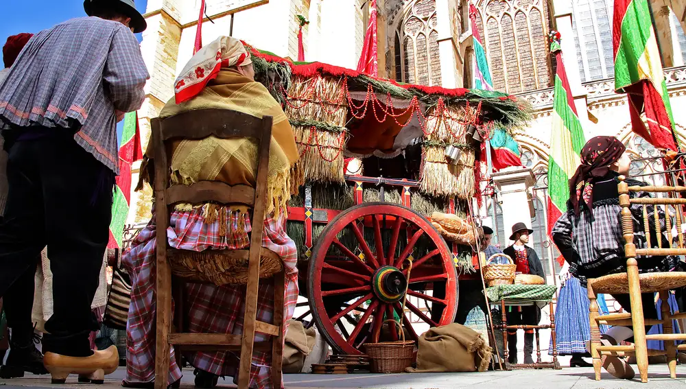 Exposición de pendones leoneses y carros engalanados por las fiestas de San Froilán