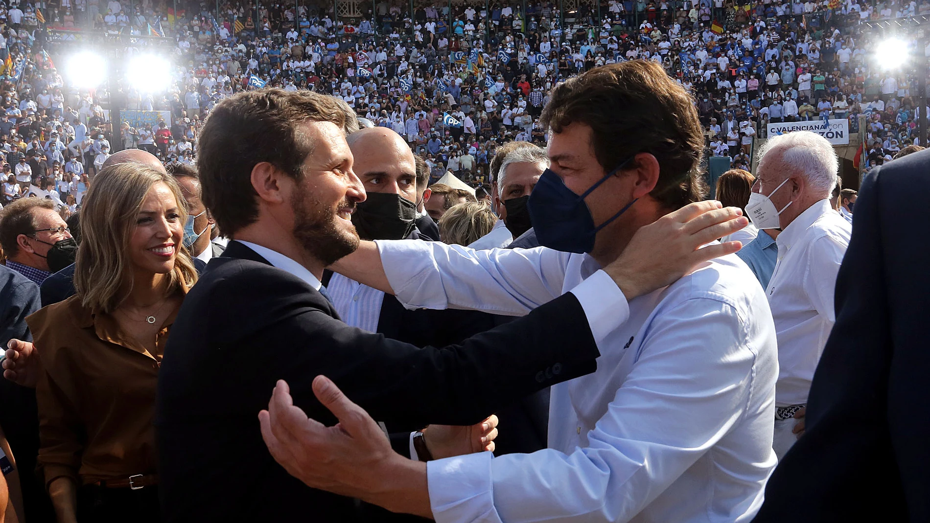 El presidente de la Junta y del PP de Castilla y León, Alfonso Fernández Mañueco, abraza a Pablo Casado