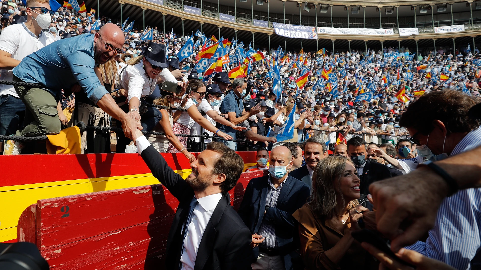 El presidente del PP, Pablo Casado,saluda a los militantes a su llegada a la Plaza de Toros de Valencia, donde cerró la convención nóvada del PP