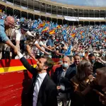 El presidente del PP, Pablo Casado,saluda a los militantes a su llegada a la Plaza de Toros de Valencia, donde cerró la convención nóvada del PP