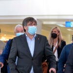 El expresidente Carles Puigdemont, a su llegada al aeropuerto de Alghero, en Cerdeña