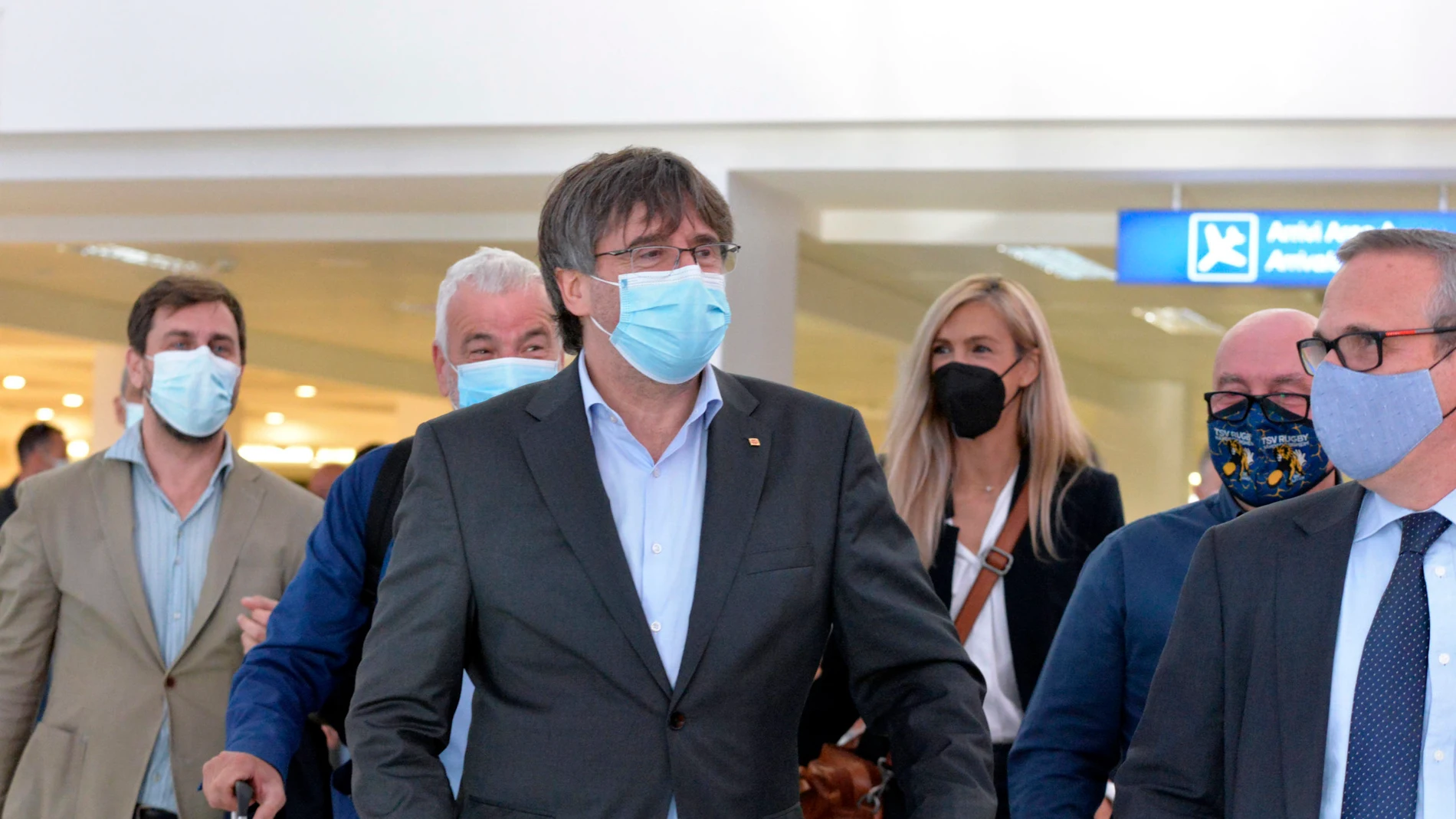 El expresidente Carles Puigdemont, a su llegada al aeropuerto de Alghero, en Cerdeña