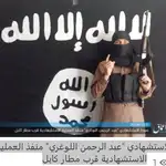 El autor del atentado, delante de la bandera deñ Estado Islámico y haciendo el típico gesto yihadista con la mano derecha mientras en la otra sostiene un fusil de asalto