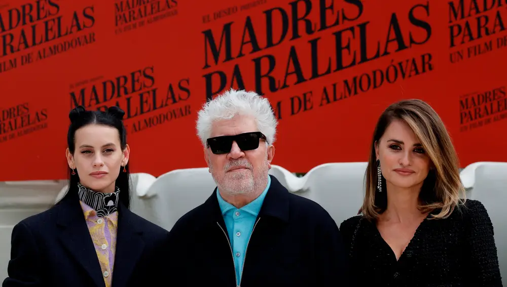 El director de cine Pedro Almodóvar (c) posa con las actrices Penélope Cruz (d) y Milena Smit (i) durante la presentación de 'Madres paralelas' en el Hotel Ritz de Madrid este lunes.