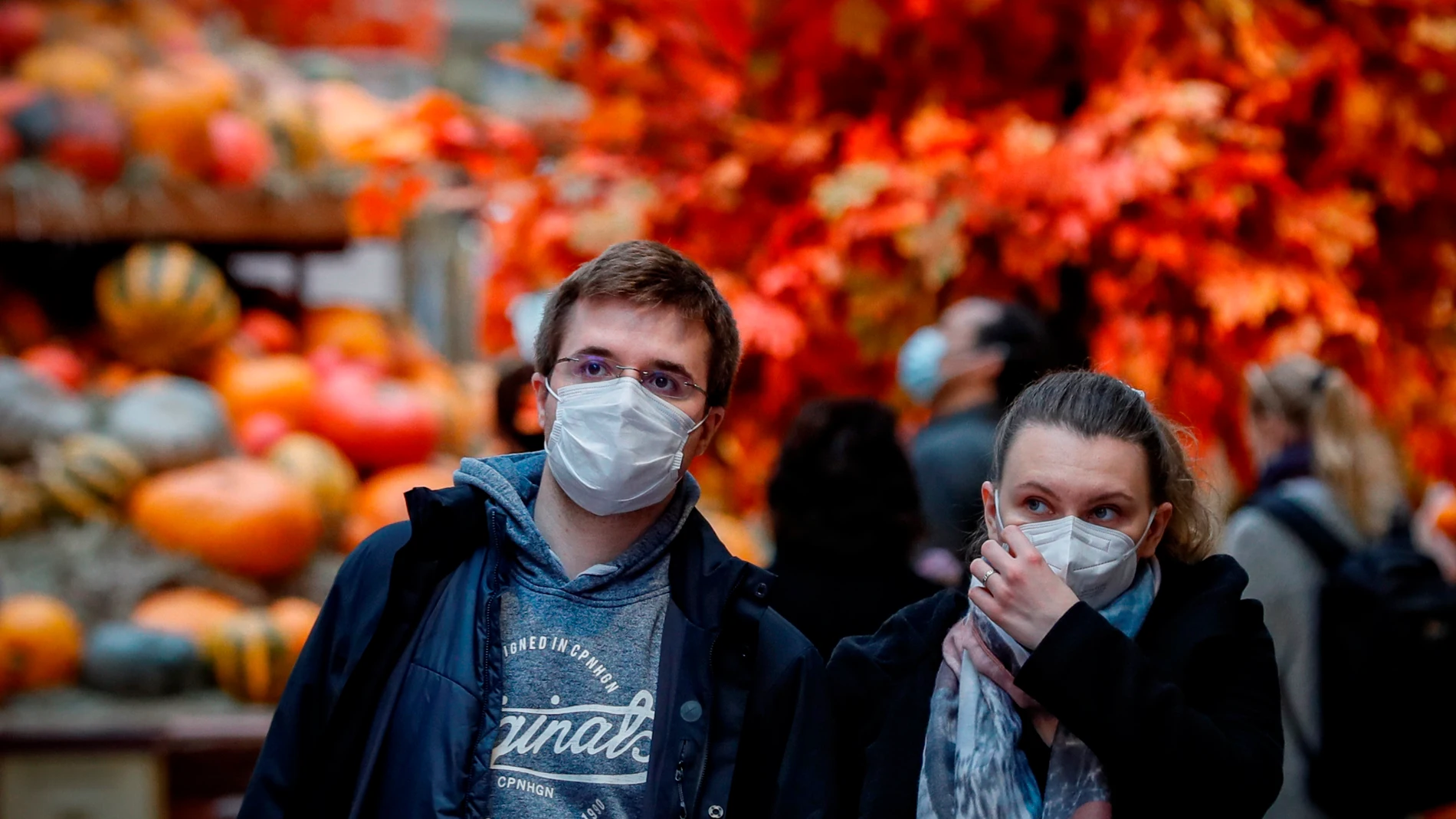 Dos personas con mascarillas en un mercado de Moscú