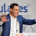 El presidente del PP-A y de la Junta de Andalucía, Juanma Moreno, interviene en la reunión de la Junta Directiva autonómica del partido en Granada. Álex Cámara / Europa Press