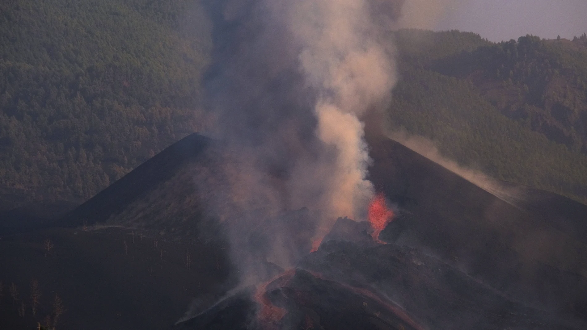Uno de los conos cede y varias bocas del volcán quedan unidas