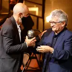 Alfredo Sanzol (izquierda) recibió la manzana de mejor obra de teatro de manos de Bernardo Atxaga