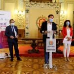 El alcalde de Valladolid, Óscar Puente, presenta 'Valladolid, Plaza Mayor del Vino, junto a la concejala de Cultura y Turismo, Ana Redondo