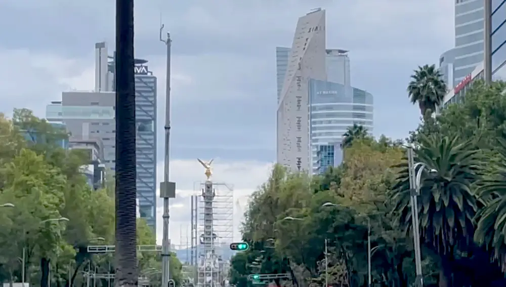 El Paseo de la Reforma actualmente en la Ciudad de México, con el Ángel de la Independencia al fondo
