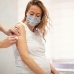 Una mujer embarazada se administra la vacuna contra la covid