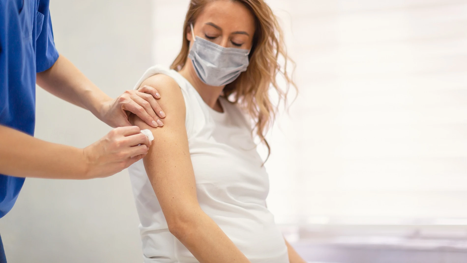 Una mujer embarazada se administra la vacuna contra la covid