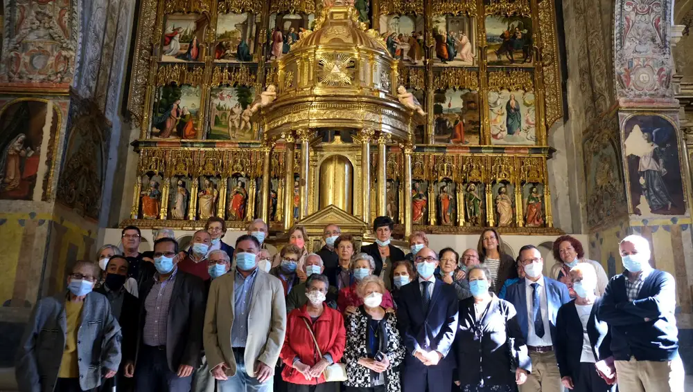 El consejero de Cultura y Turismo, Javier Ortega, presenta junto al delegado diocesano de Patrimonio de Valladolid, Jesús García Gallo , el delegado territorial de la Junta, Augusto Cobos, y al alcalde de Pedrosa del Rey, José Ramón Fernández, junto a varios vecinos del municipio
