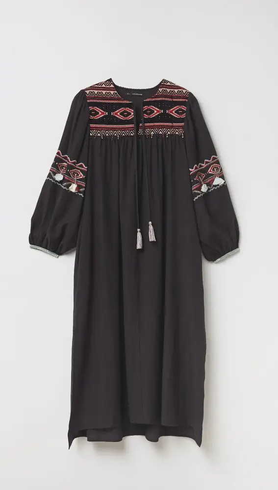 Vestido bordado de color estilo kaftan con cordones, de Sfera