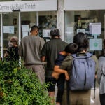 Un grupo de personas a las puertas de un centro de salud de la ciudad de Valencia